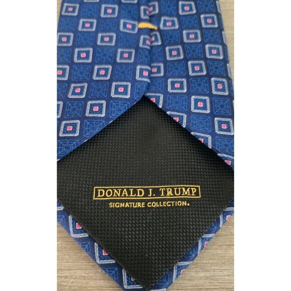 Donald Trump Tie Signature Collection Pre loved - Picture 3 of 5